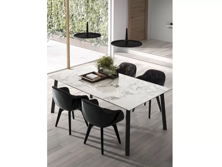 Mise en lumière de la table et chaises à Vierzon, proche de Bourges, Issoudun et Châteauroux, Vierzon, Cuisines et Meubles Patrigeon